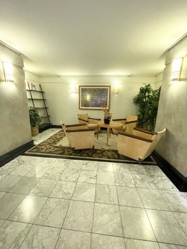 Foto del edificio - Rarely available corner end 2 bed 2 bath u...