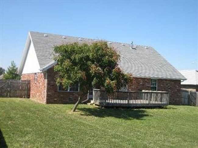 Foto del edificio - Excellent location - Wonderful all brick contemporary ranch styled home