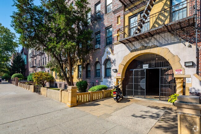 Entrada - 555 Ovington Ave