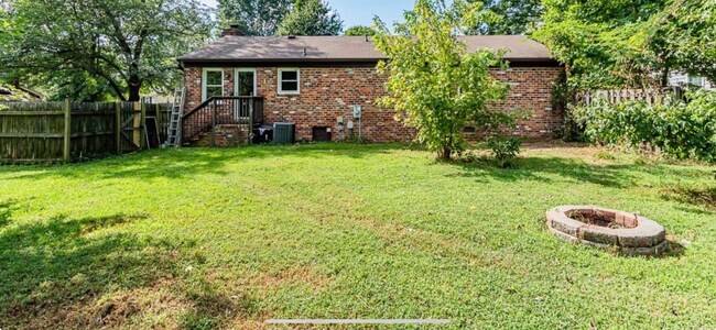 Foto del edificio - 3225 Hollyglen Ct