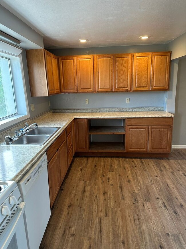 Building Photo - 122 S Gordon-