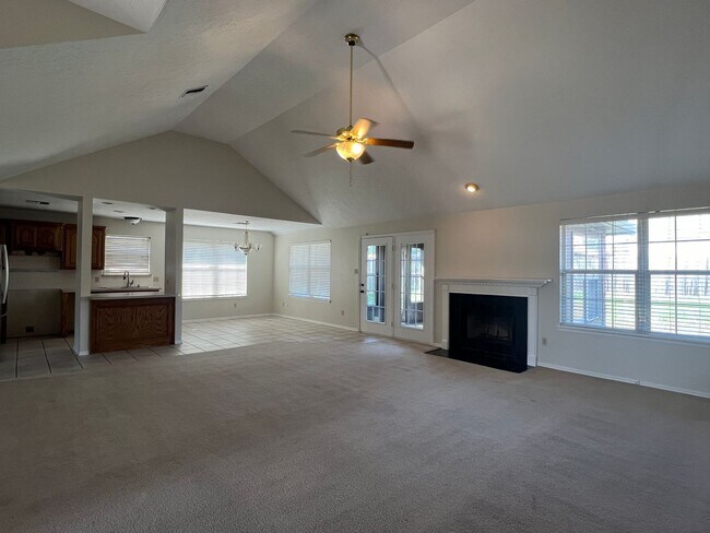 Building Photo - 4010 SE Camelot Dr