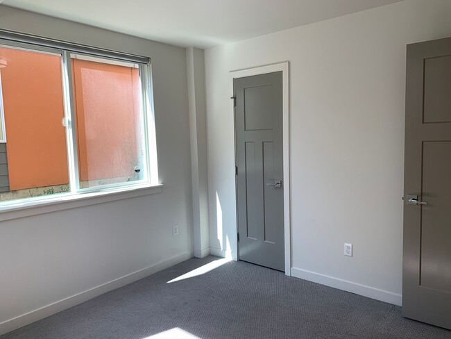 Building Photo - 1/2 off first month's rent!!!!! Live in Se...