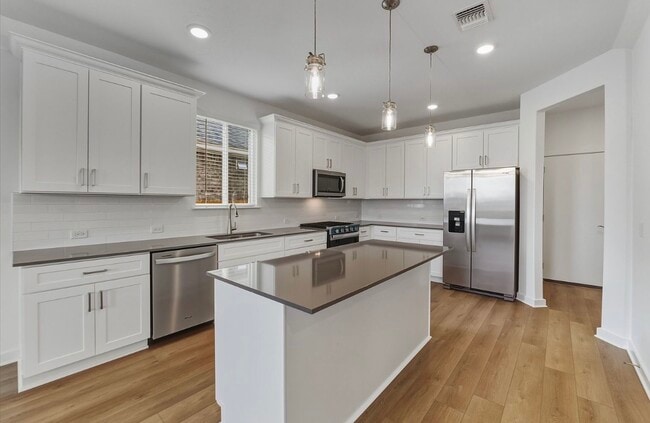 Building Photo - 480 Tailwind Dr