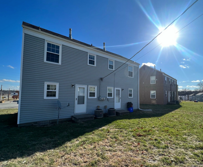 Building Photo - Gorgeous 2 bedroom, 1.5 bath remodel in KCMO!