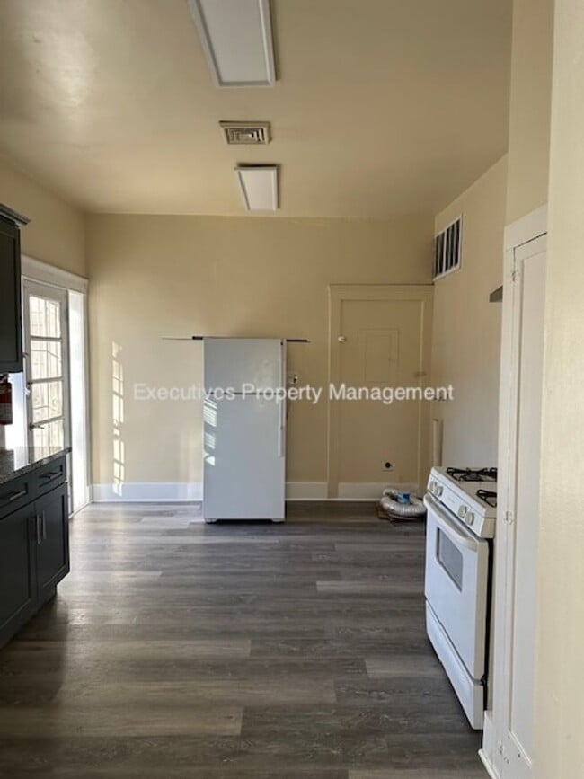 Building Photo - 119 E Main St