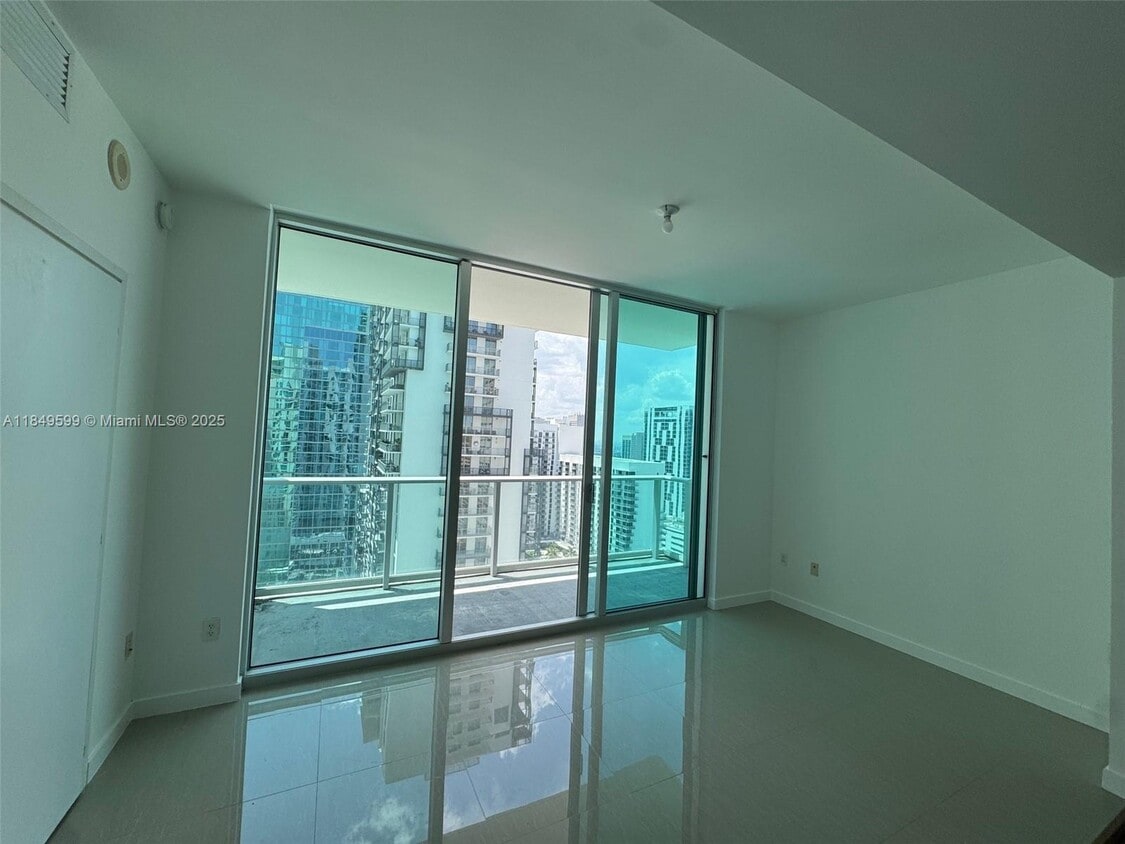 Primary Photo - 300 S Biscayne Blvd