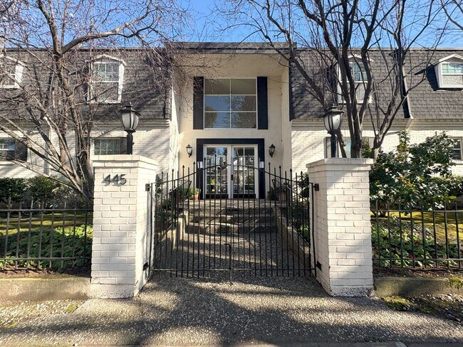 Building Photo - Spacious & Bright 3-Bedroom Condo in Menlo...