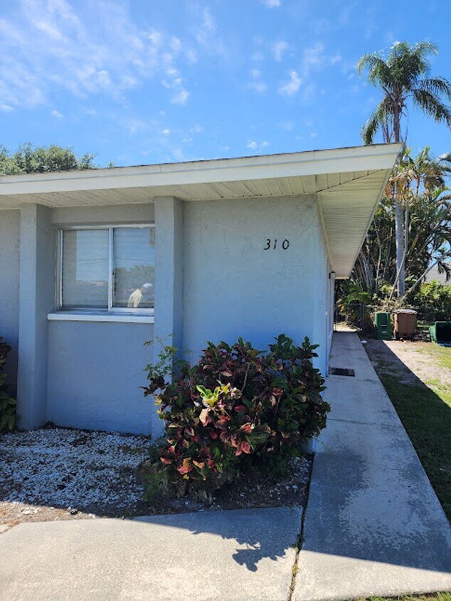 Foto principal - 2 Bedroom 2 Bath Home Fenced Backyard!! Ca...