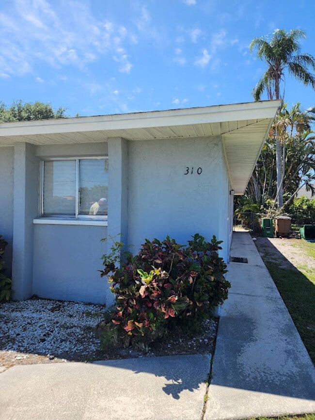 2 Bedroom 2 Bath Home Fenced Backyard!! Ca... - 2 Bedroom 2 Bath Home Fenced Backyard!! Ca...