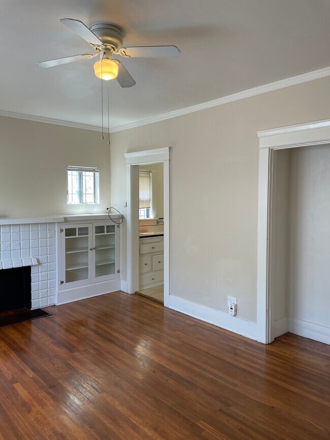 Living room with mock fireplace - 477 Dawson Ave