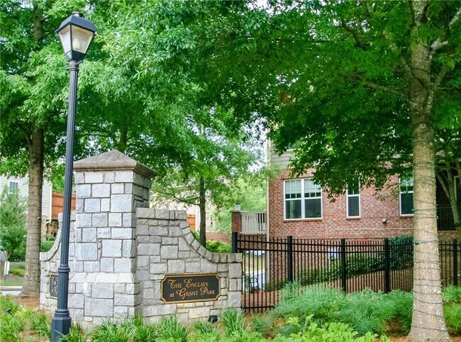 Foto del edificio - 815 Charles Bank Ave SE