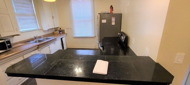 Foto del edificio - Euclid Ave - A 4 bedroom 2 bathroom Histor...