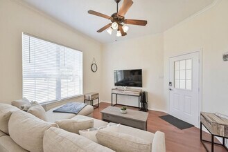 Building Photo - 811 Mallard Pointe Dr