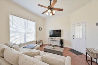 Building Photo - 811 Mallard Pointe Dr
