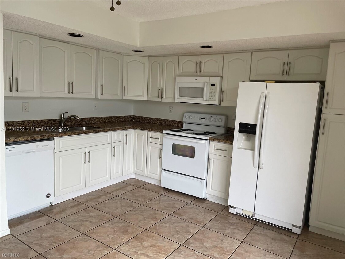 Primary Photo - 3 br, 2 bath House - 8005 SW 107th Ave Apt...