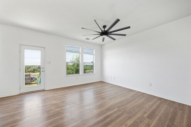 Building Photo - 4 Bedroom 2.5 Bathroom located in Overlook...