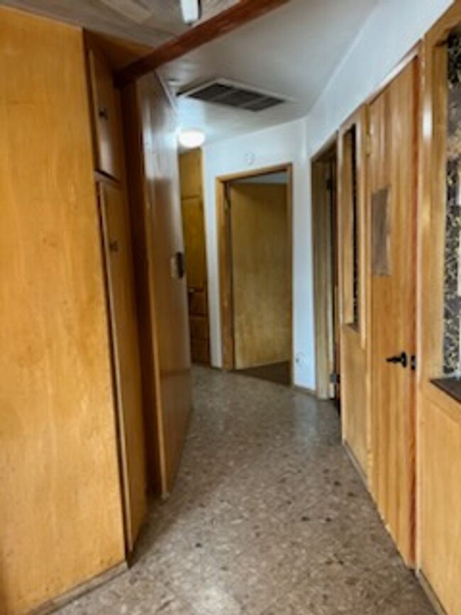 Building Photo - 2 Bedroom 1 Bath Duplex for Rent with Util...