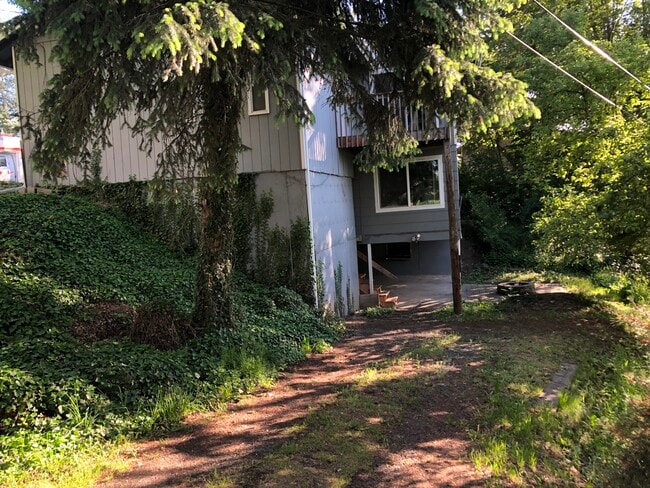 Building Photo - 1265 NE Hillside Dr