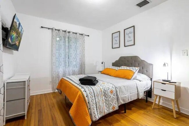 Photo - 2014 Newman St Apartment