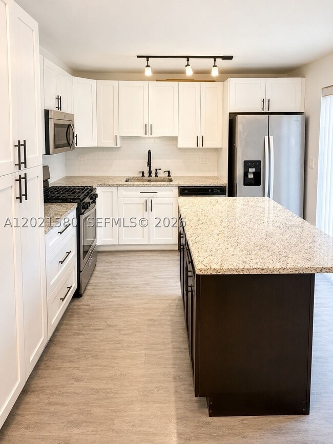 Building Photo - 3359 Gardens E Dr