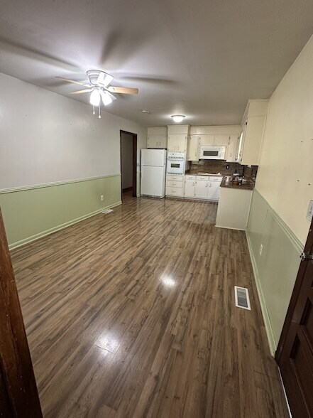 Foto del edificio - 131 Woods Rd