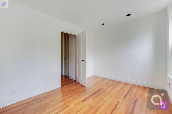 Foto del edificio - 330 E 93rd St