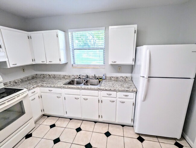 Building Photo - 2301 Belle Vue Way