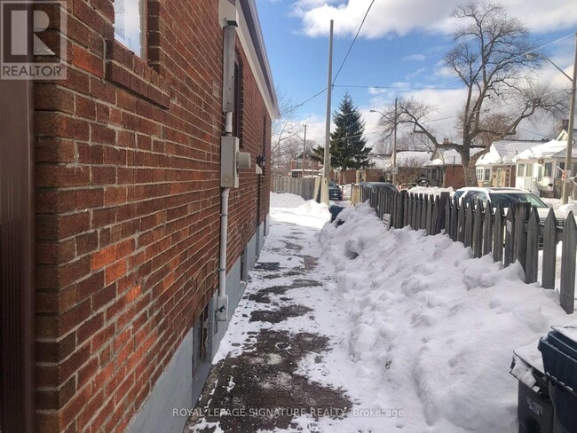 Photo du bâtiment - 216 Donlands Ave