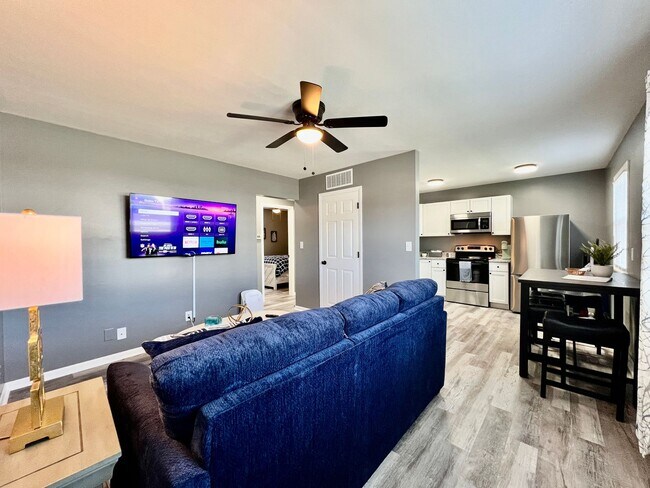 Building Photo - Charming, Stylish remodeled Trenton Apartment