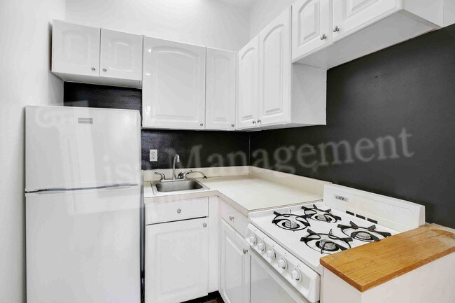 Foto del edificio - 151 E 82nd St