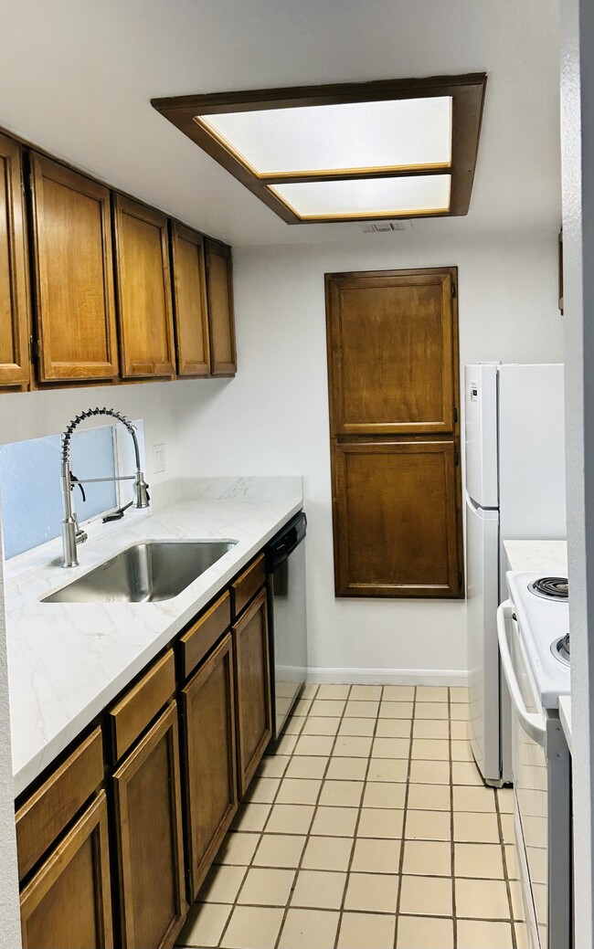 Building Photo - 1449 E Highland Ave