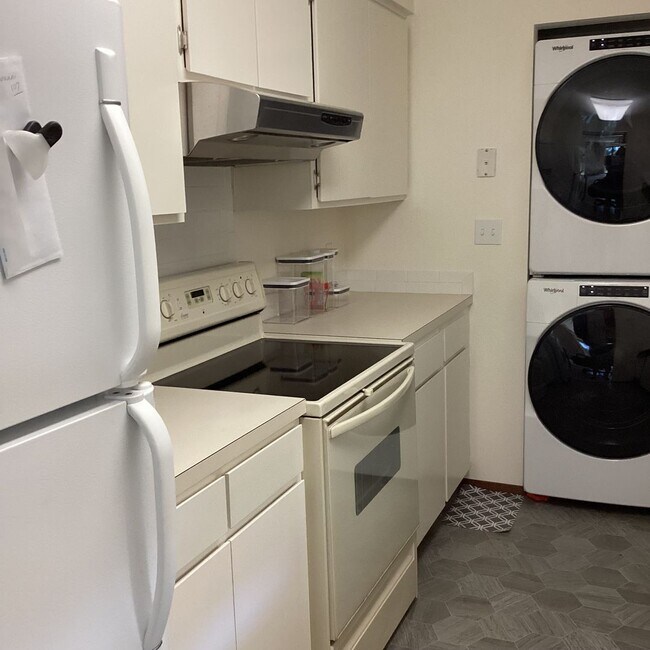 Building Photo - Charming 2 bedroom, 1.75 bathroom Condo ne...