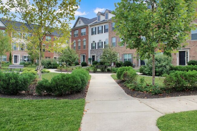 Foto del edificio - Coming Soon! Stately 3-Level End Unit Town...