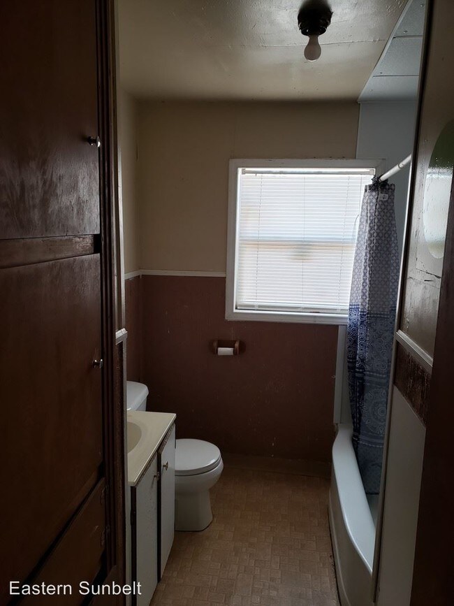 Building Photo - 2 br, 1 bath House - 1022 West 15th Street