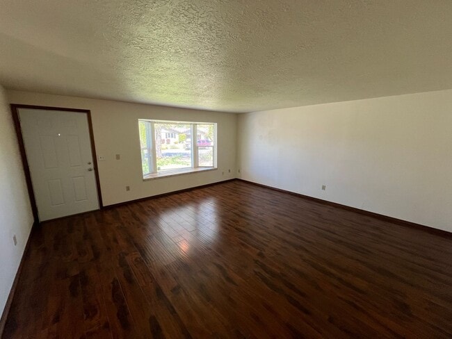 Building Photo - Well Maintained Three Bedroom Home in South Salem with Fenced Backyard