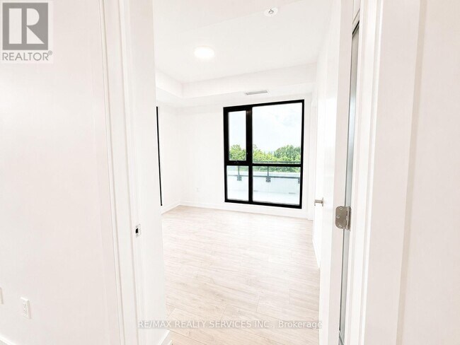 Photo du bâtiment - 740 Whitlock Ave
