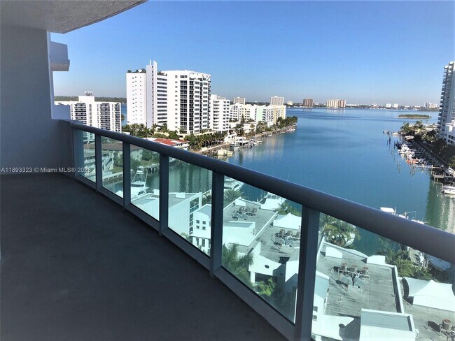 Foto del edificio - 7900 Harbor Island Dr