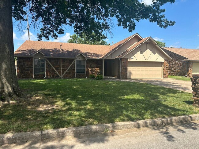 Building Photo - Large single story 4 bedroom