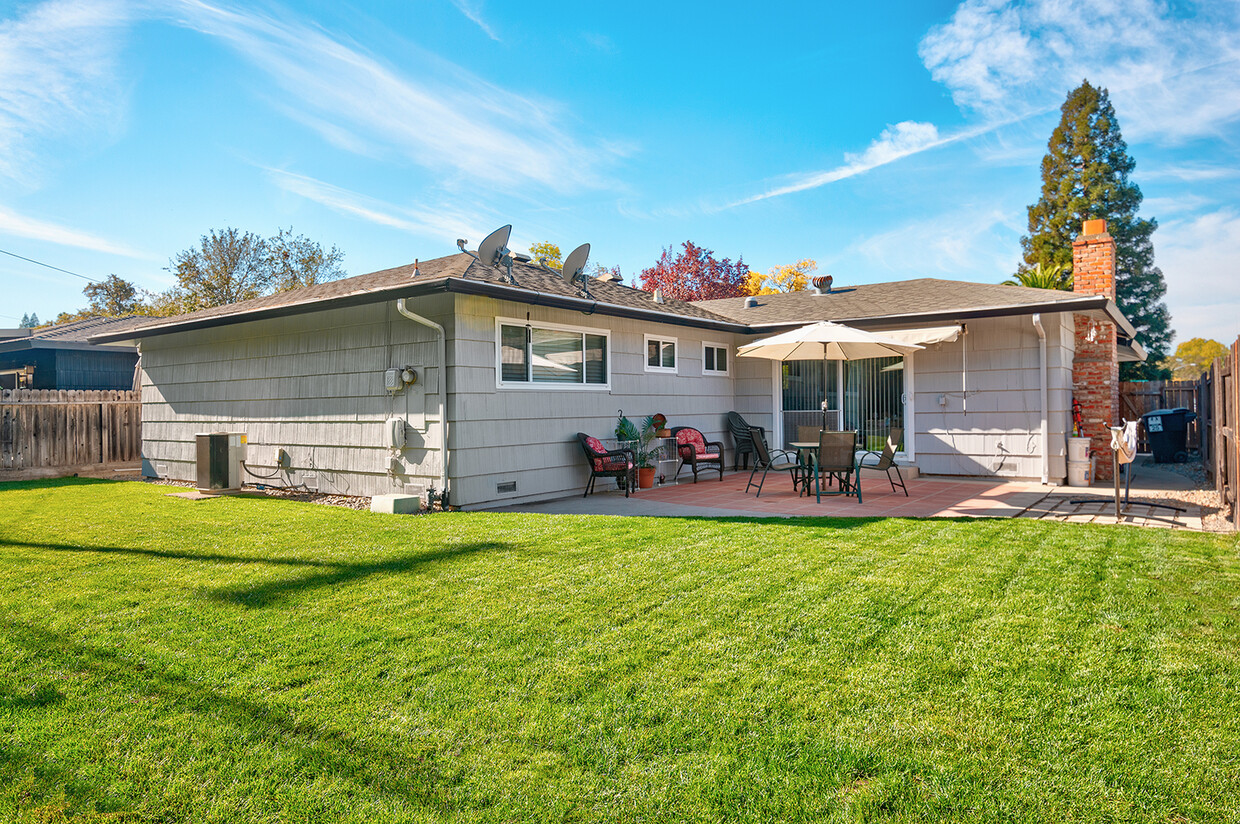 Primary Photo - 915 Oak Ridge Dr