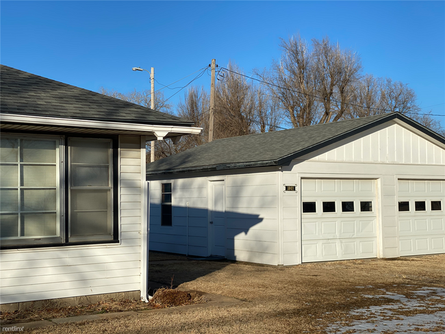 Building Photo - 2 br, 1 bath House - 124 W 47th St S Great...