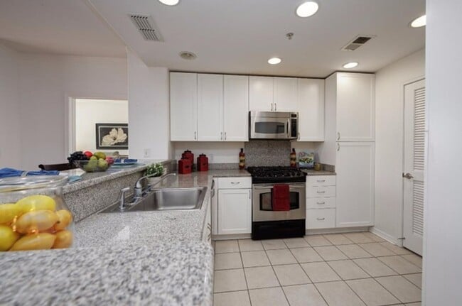 Building Photo - Gated Community With Pool and Fitness Center / 2 Beds 2 Baths