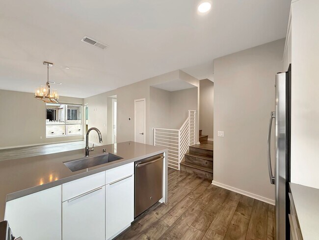Foto del edificio - Stunning 3BD/3.5BA Townhome in Ocean Beach with 2-Car Garage, Private Balcony & In-Unit Laundry