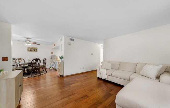 Building Photo - Updated 2 BR 1 BA Condo w/ Private Patio!