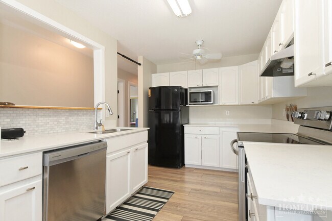 Building Photo - Spacious Top Floor Two Bedroom Condo with Unobstructed Mountain Views