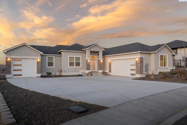 Building Photo - Stunning 5 Bedroom 4 Bath w/Daylight Basement West Richland!!!