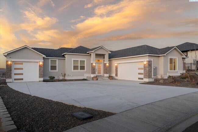 Foto del edificio - Stunning 5 Bedroom 4 Bath w/Daylight Basement West Richland!!!