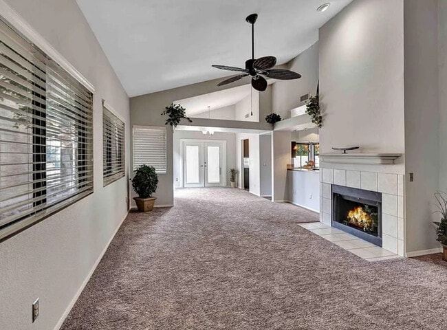Living room - 852 N Terrace Rd