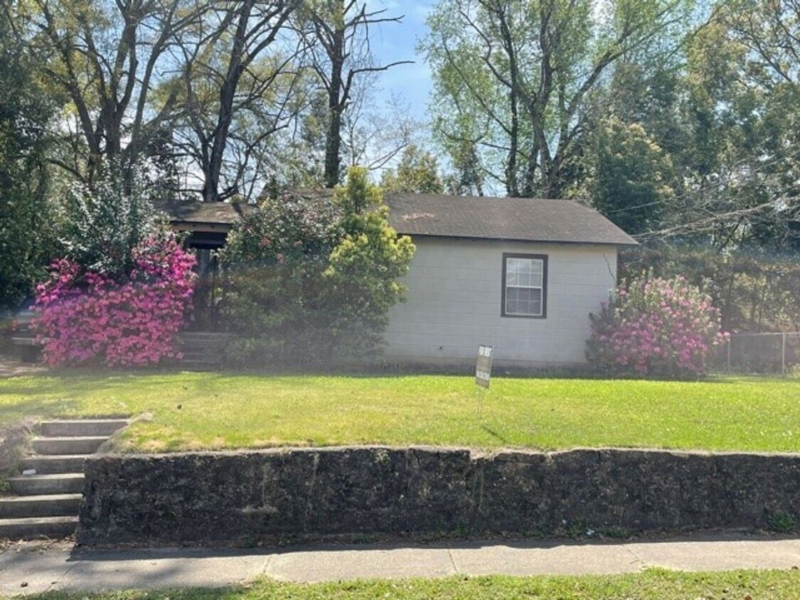 Primary Photo - 2 bed 1 bath house- Walk to stadium!! Avai...