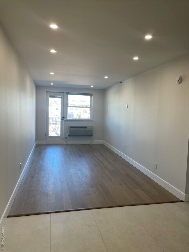 Building Photo - 320 Post Ave